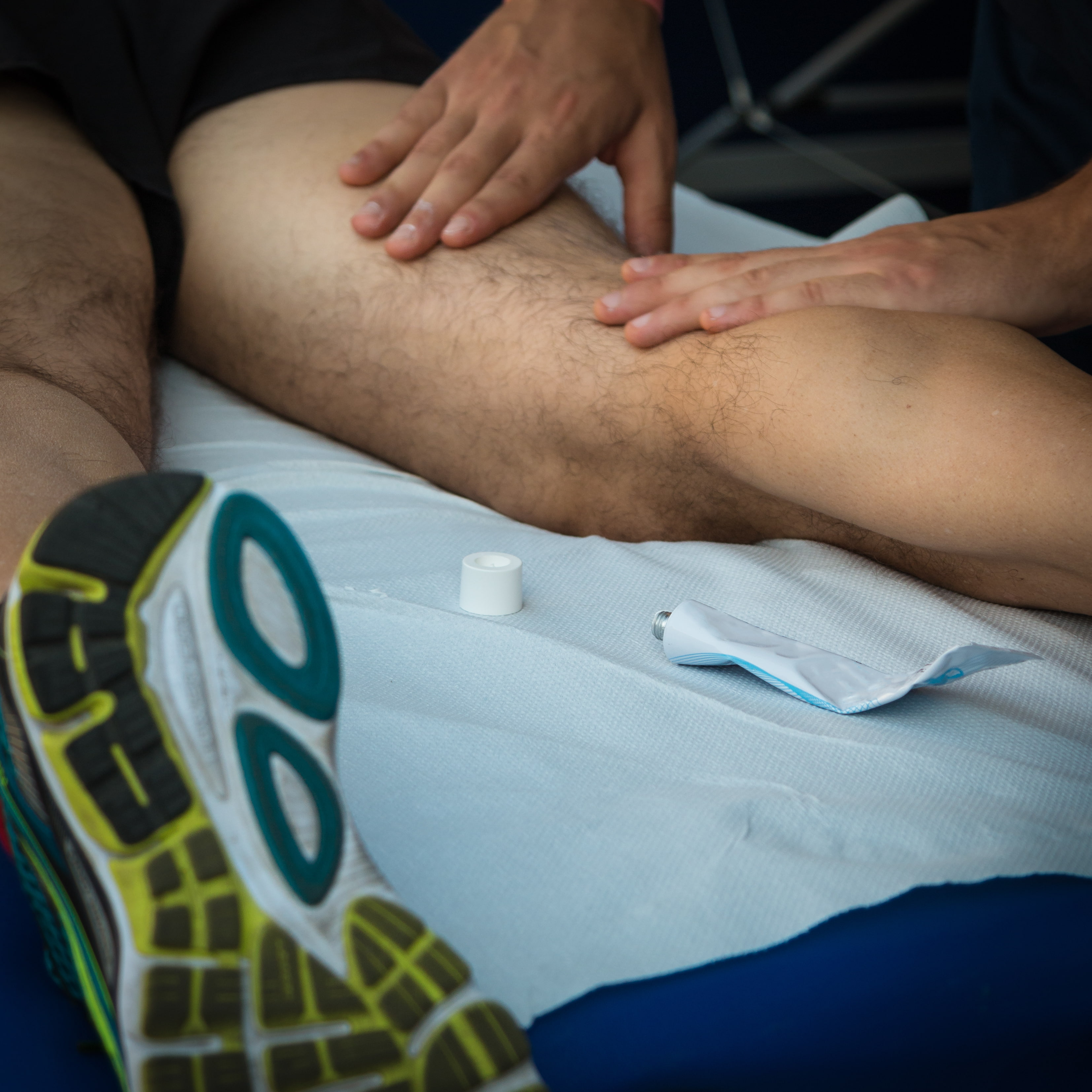 Paciente realizando ejercicios de rehabilitación guiado por fisioterapeuta, enfocados en recuperación de lesiones en Valencia